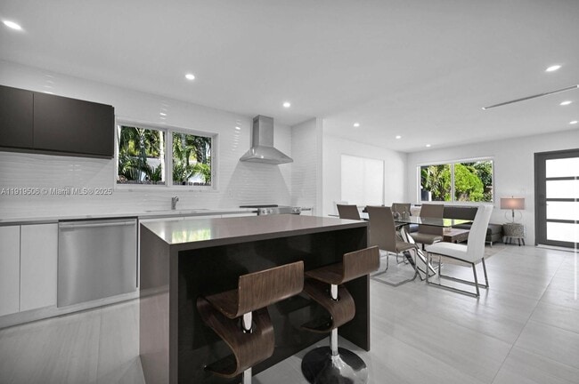 Building Photo - 1546 Van Buren St