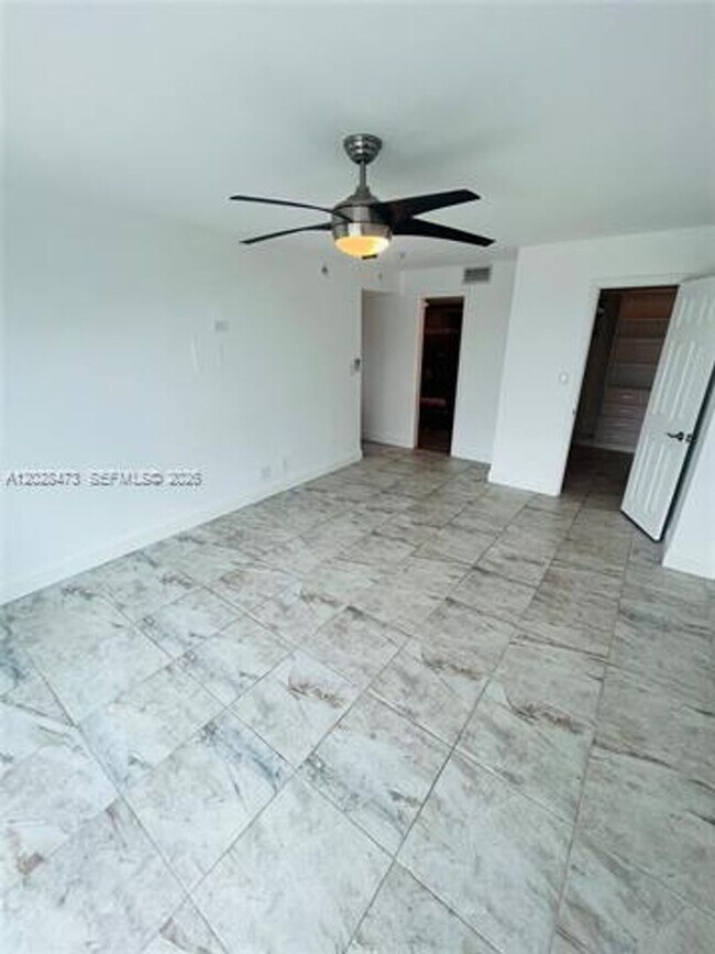 Building Photo - 2655 Collins Ave