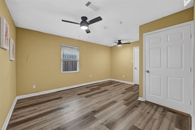 Building Photo - 7223 Lakewood Dr