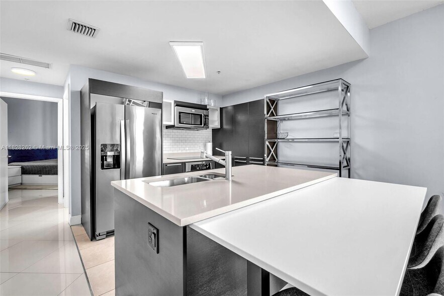 Kitchen - 1900 N Bayshore Dr