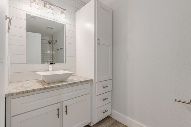 Building Photo - Beautifully Updated Home in Navarre!