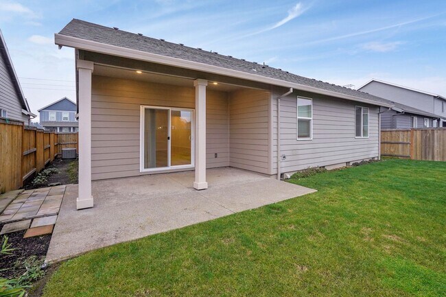Building Photo - Polished single-level 3 bed, 2 bath home in NE Salem!