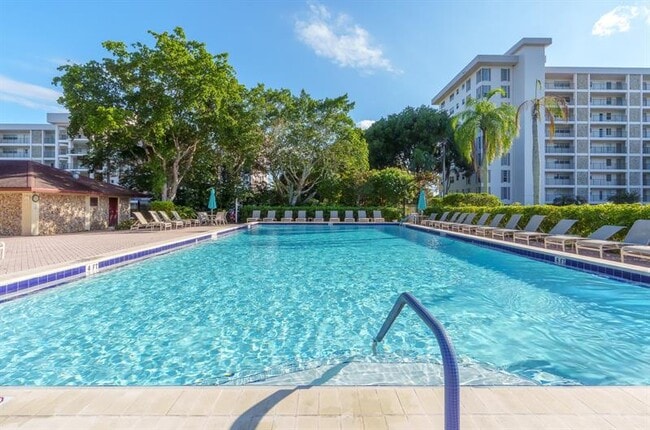 Building Photo - 3050 N Palm Aire Dr