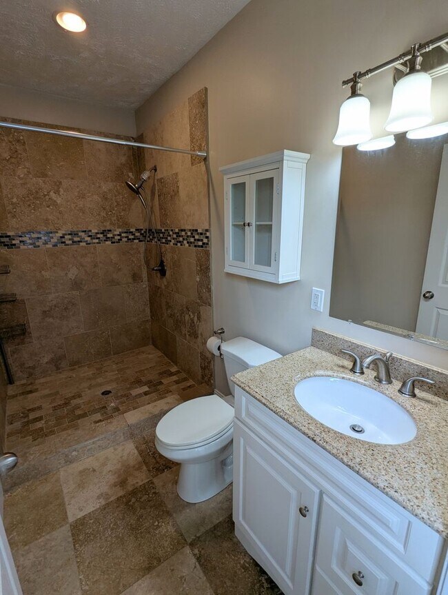 Building Photo - Spacious 2 Bedroom, 2.5 Bathroom Single Family Home (South Side Flats)