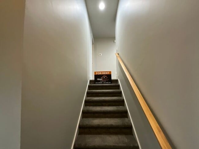 Building Photo - 2 bedroom 2 1/2 bath townhouse