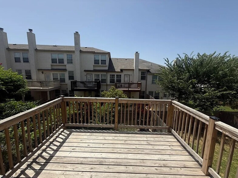 Building Photo - Room in Townhome on Oceanside Dr