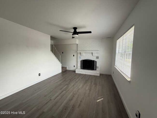 Building Photo - 400 Myrtlewood Cir