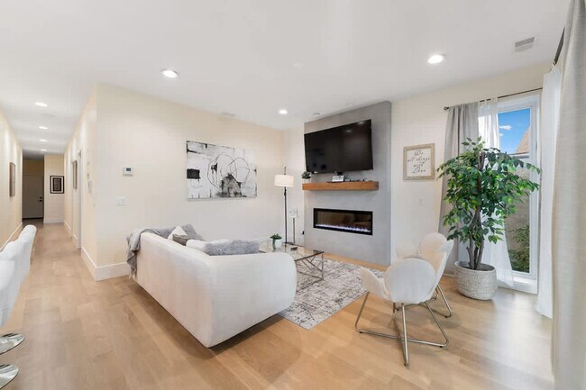 Building Photo - 2110 W Washington Blvd