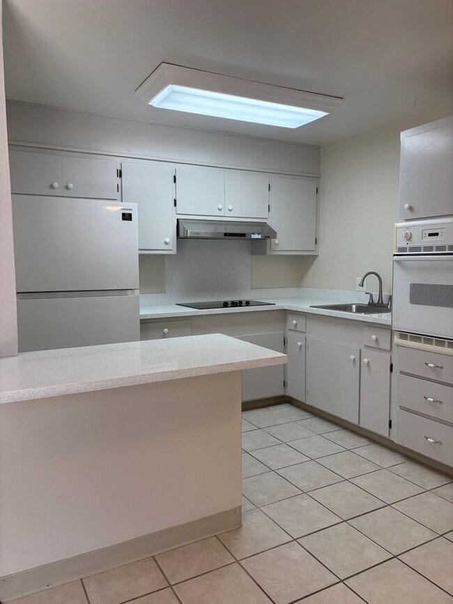 Building Photo - 54-1503