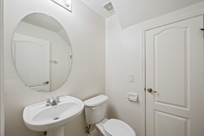 Building Photo - Delightful 2BR, Den /2.5BA Townhouse (Townhomes at Lighthouse Cove)