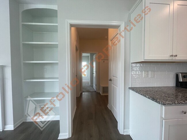 Building Photo - Beautiful 4BD 2.5BA Home w/Primary Suite o...