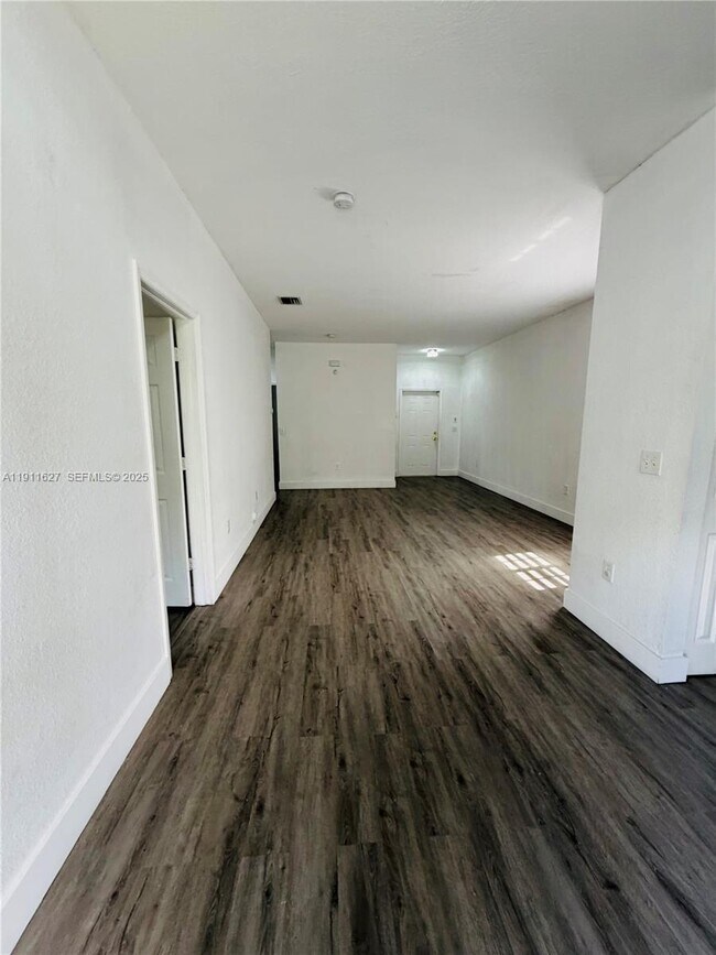 Building Photo - 364 NE 25th Pl