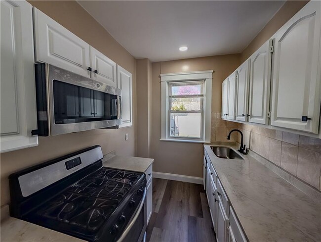 Building Photo - 364 Academy Ave