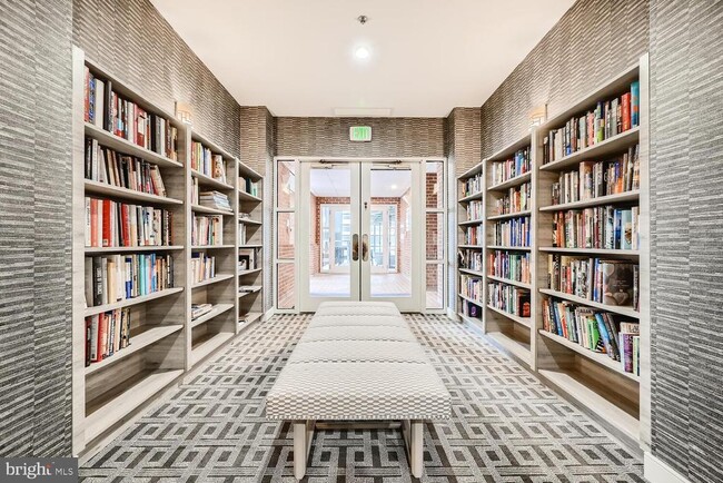 Building Photo - 250 S President St