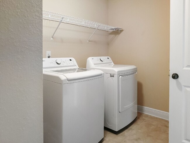 Building Photo - Clean and spacious home!