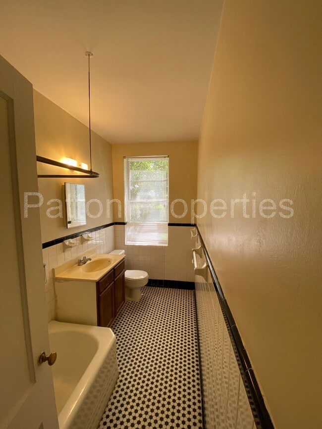 Building Photo - Five Points/Wales Garden Condo