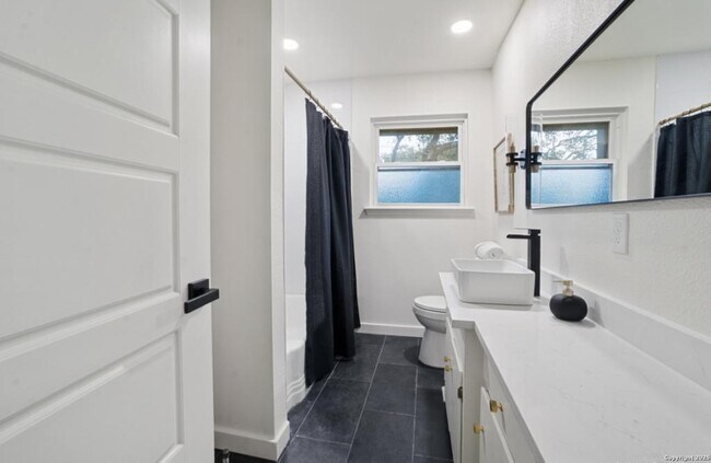 Building Photo - 408 Meadowbrook Dr