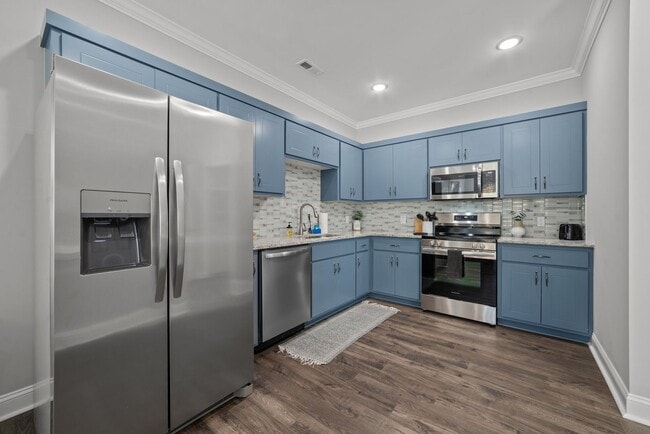 Building Photo - 2 Bedroom, 2.5 Bath Modern Duplex - Walkin...