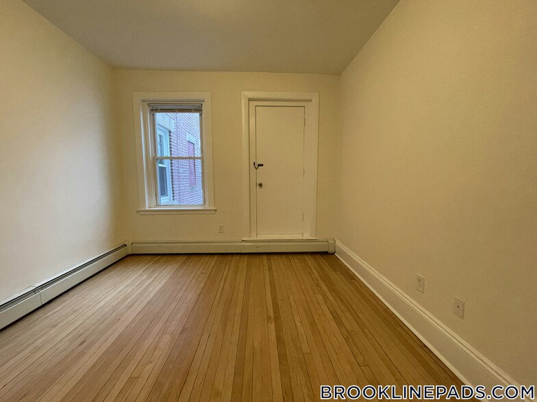 Building Photo - 1539 Beacon St