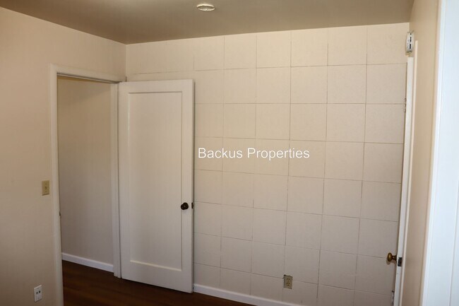 Building Photo - 650 Laine St