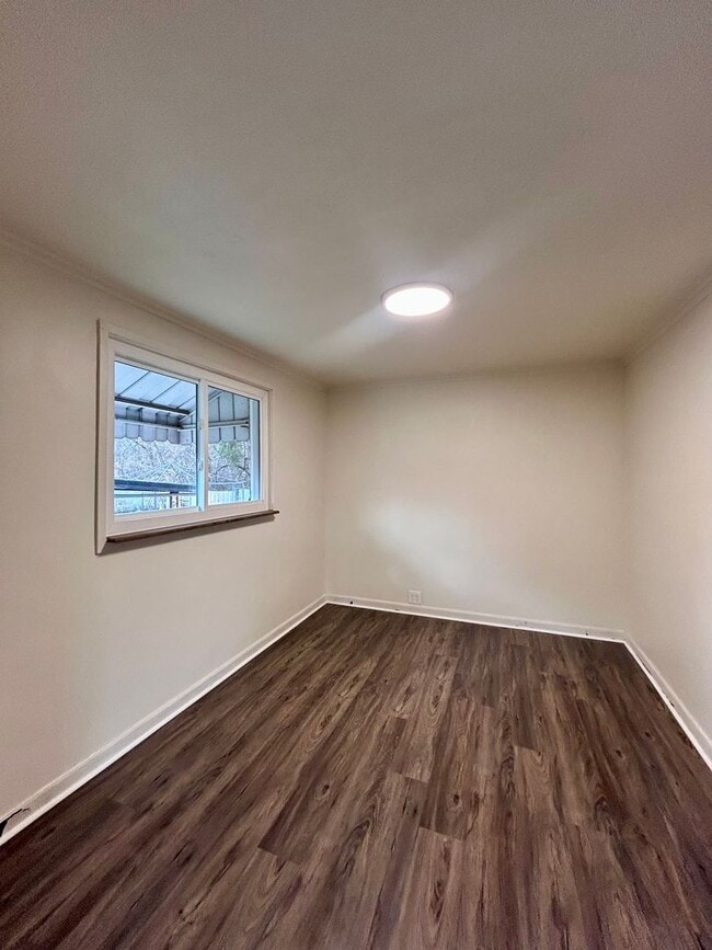 Building Photo - Newly Renovated 2 Bedroom Townhome