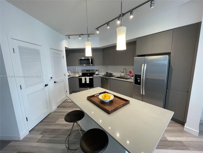 Building Photo - 401 Hialeah Dr