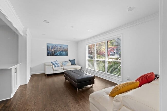 Building Photo - 1744 Woodcliff Pl NE