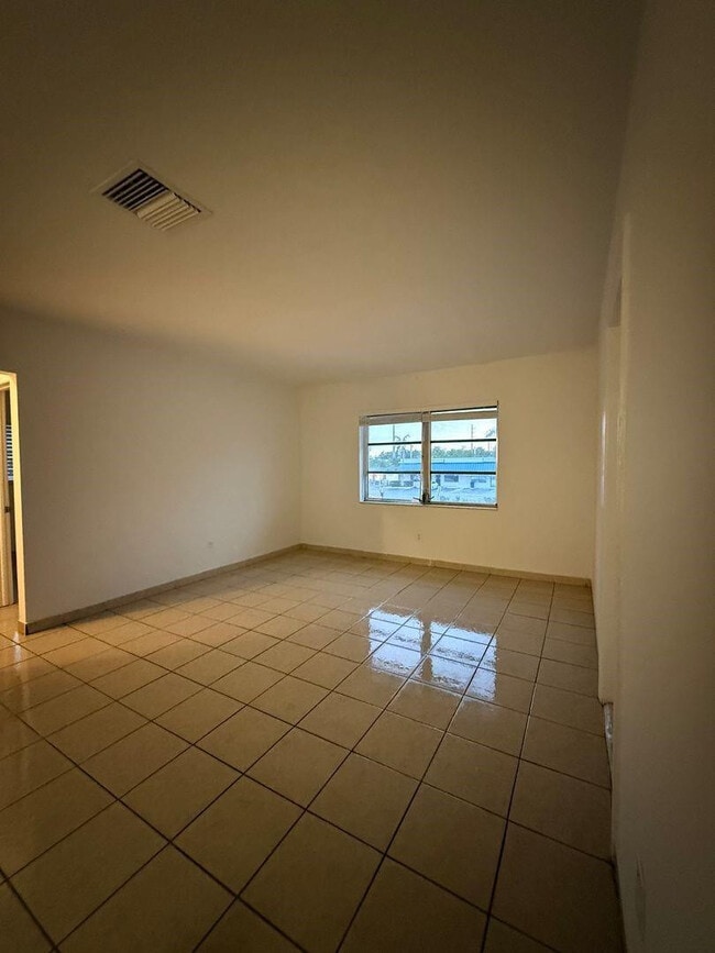 Building Photo - 890 NW 39th St