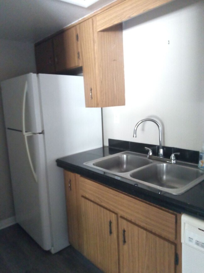 Building Photo - Gated Community First Floor 1/1.5 Apartmen...