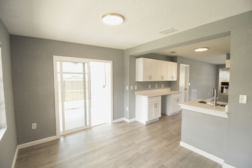 Building Photo - 7138 Oakwood Dr