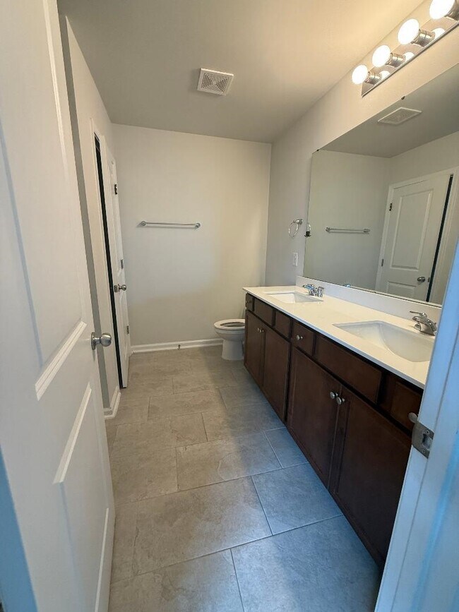 Building Photo - 2934 Ellesmere Cir