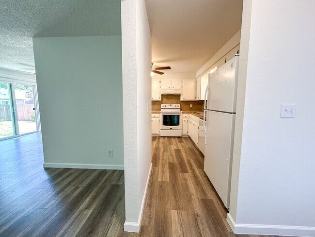 Building Photo - 1488 Warbler Dr SE