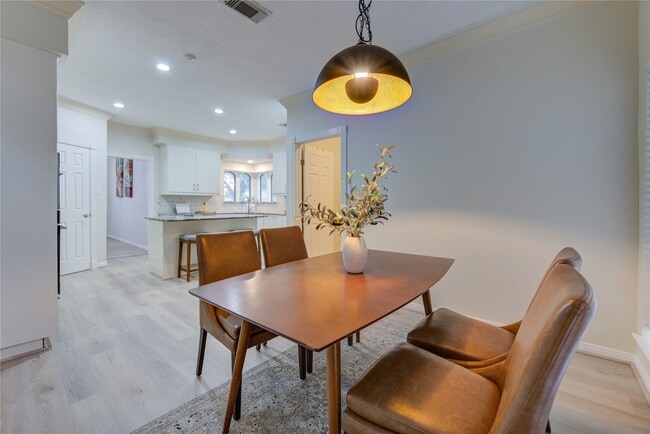 Building Photo - 714 Last Arrow Dr