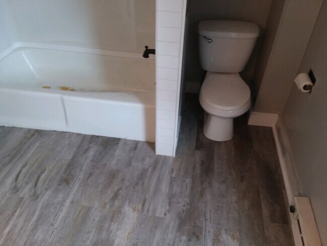 Building Photo - 322 E 4th St