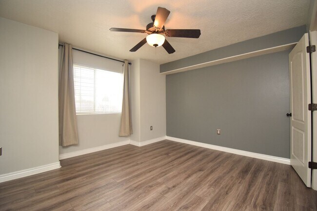 Building Photo - Stylish 2 Bed 2 Bath Condo in Prime Draper Location!!!