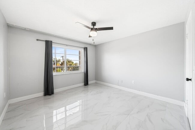 Building Photo - 1502 S Lakeside Dr