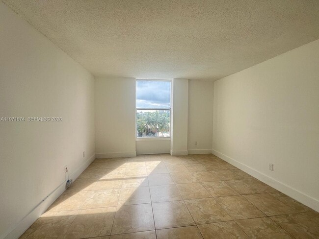 Building Photo - 2000 NE 135th St