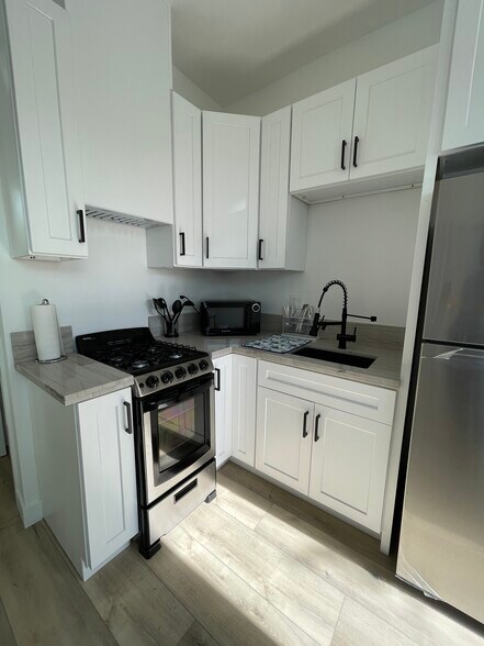 Building Photo - 6126 Alcove Ave