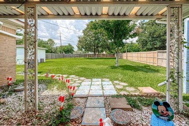 Building Photo - 9654 Meadowland Dr