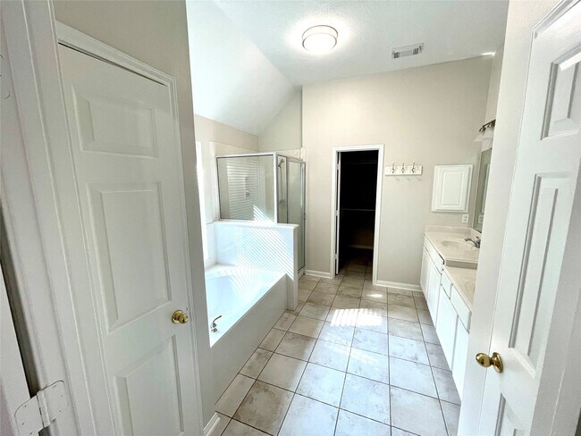 Building Photo - 71 E Hobbit Glen Dr