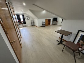 Building Photo - 737 Roseland Pl