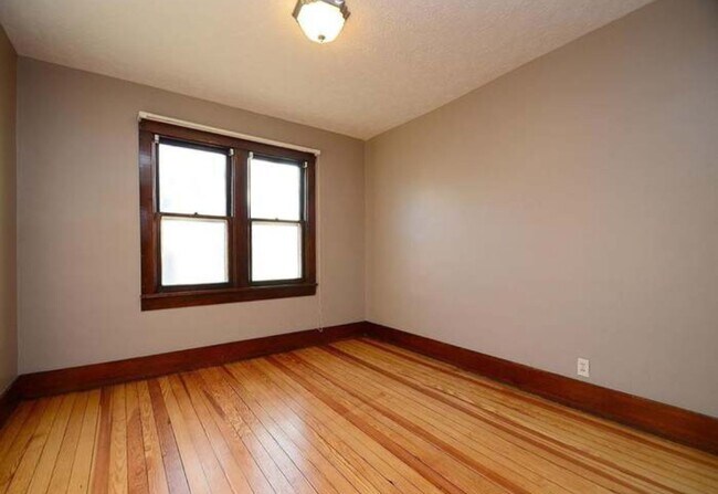 Building Photo - Beautiful 5 Bedroom Home!