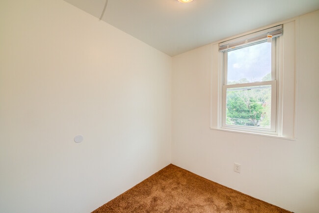 Building Photo - AVAILABLE AUGUST 2026 - RENOVATED 2+ Bedroom Home in MT. WASHINGTON!