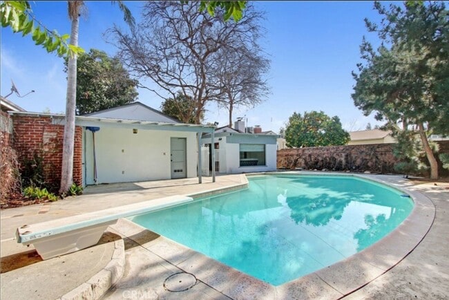 Building Photo - Spacious 3BR Home with Bonus Room in Magno...