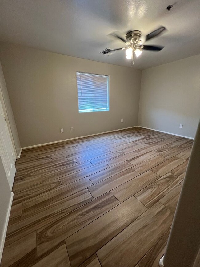 Building Photo - 3 BED 2.5 Bath $1450.