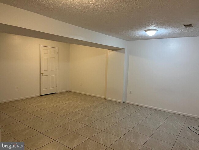 Building Photo - 14684 Cloverdale Rd