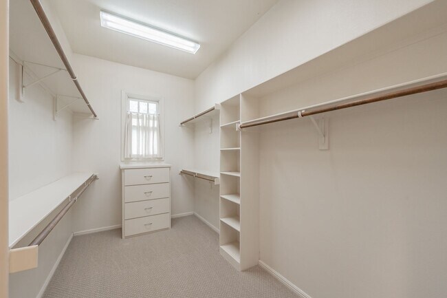 Building Photo - Beautiful Monticello Town Home!!!