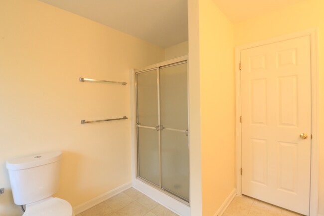 Building Photo - 5 BD + 3.5 Bath Bright & Beautiful Colonia...