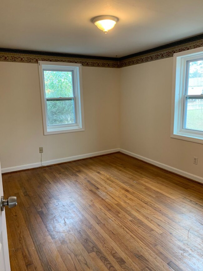 Building Photo - Two Bed Duplex Near Avondale! Great location!