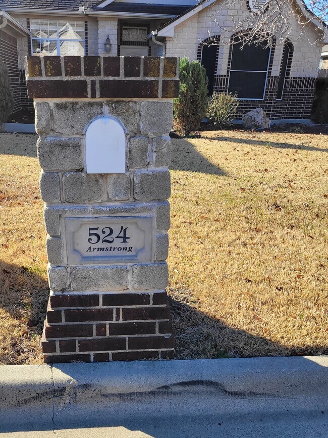 Building Photo - 524 Armstrong Dr